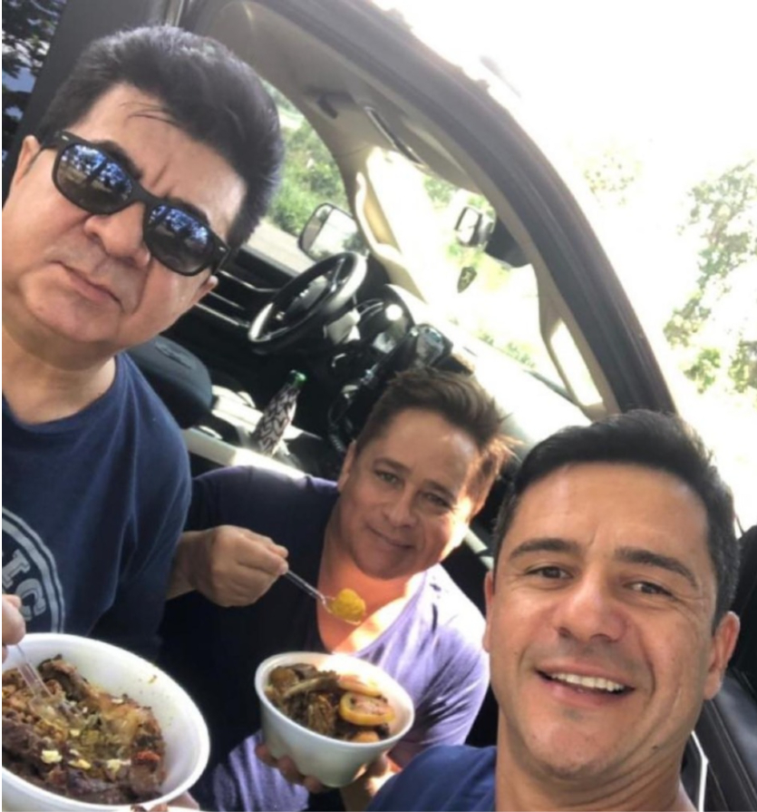 Leonardo junto do assessor Passim e outro amigo (Foto: Reprodução/Instagram)