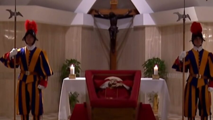 Primeiras-imagens-do-corpo-de-Papa-Francisco-no-caixão-chocam-fiés (1)