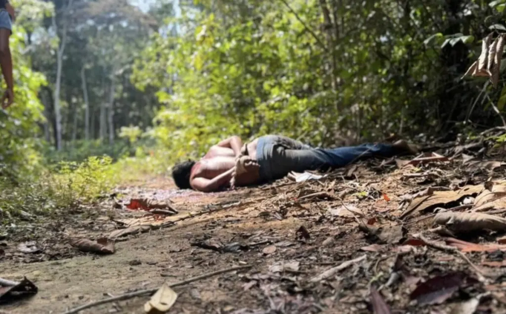 Corpo de homem é encontrado em matagal com corda no pescoço e bilhete Corpo de homem é encontrado em matagal com corda no pescoço e bilhete