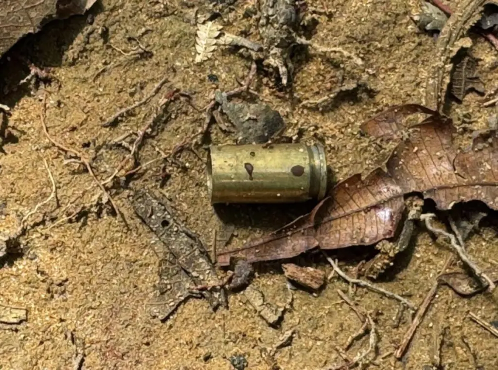 Corpo de homem é encontrado em matagal com corda no pescoço e bilhete Corpo de homem é encontrado em matagal com corda no pescoço e bilhete