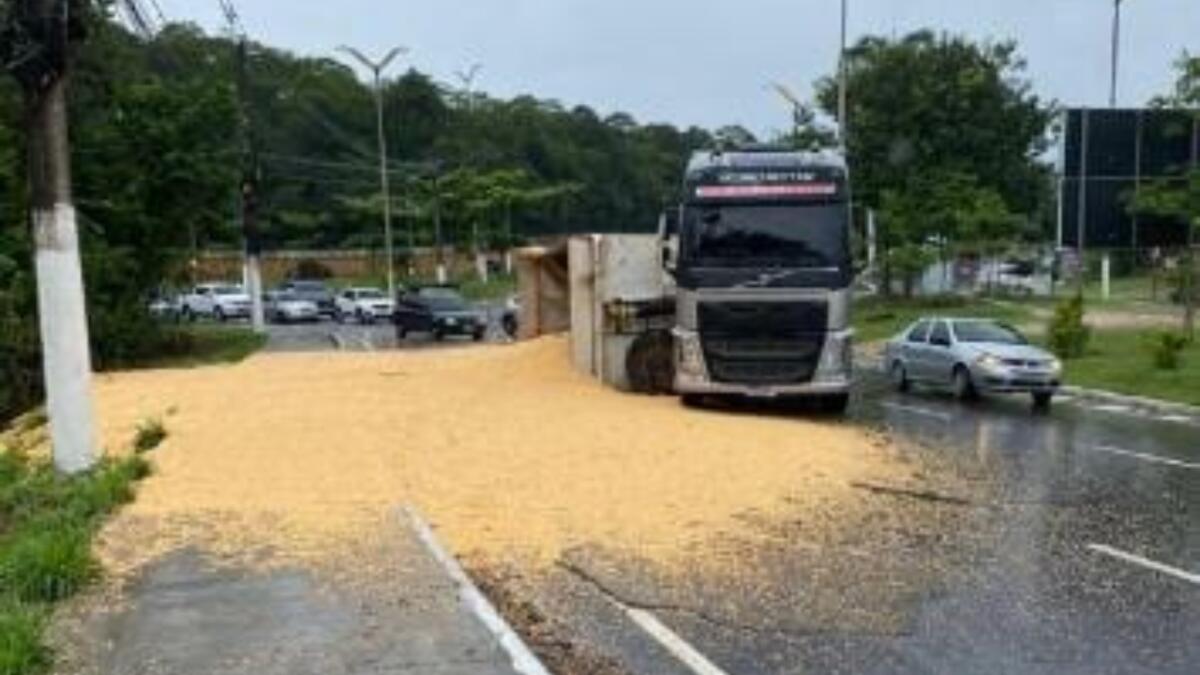 Acidente-impressionante-espalha-milho-na-avenida-e-trânsito-entra-em-colapso (1)