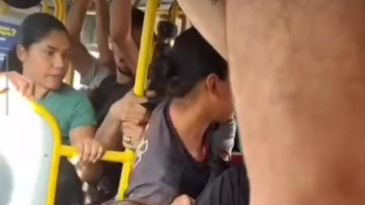 Homem-causa-revolta-ao-expor-genitália-e-encostar-em-mulher-durante-viagem