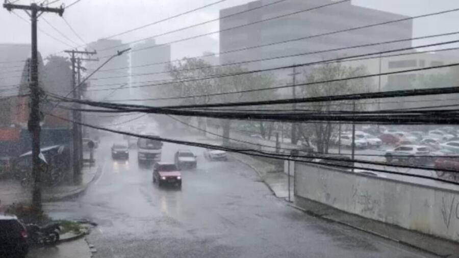 Temporal-castiga-Manaus-com-chuva-forte-e-ventos-violentos (1)