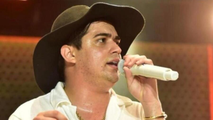 Cantor Natanzinho Lima para apresentação após passar mal