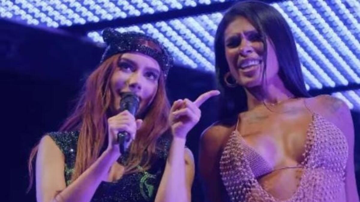 Pocah sobe ao palco no show de Anitta bêbada e é retirada