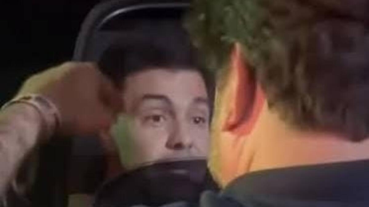 Zezé-Di-Camargo-tem-cabeça-presa-em-vidro-de-veículo-e-vídeo-viraliza